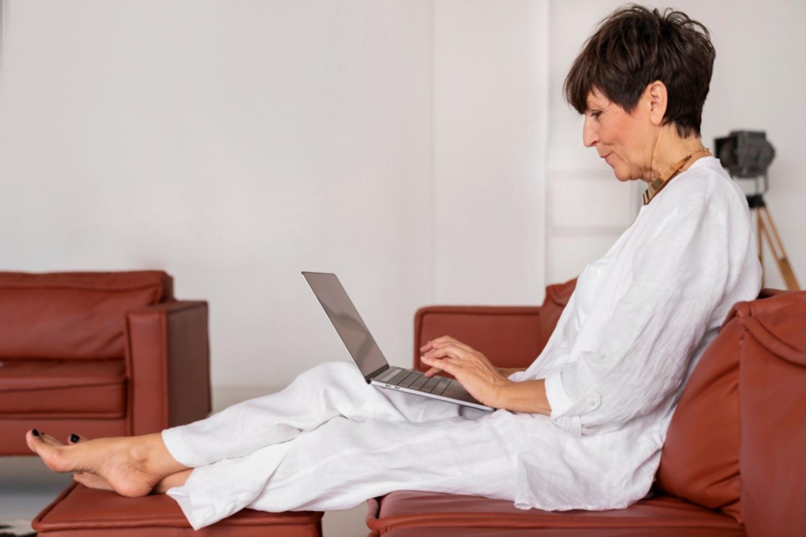 Professionnel analysant des documents financiers