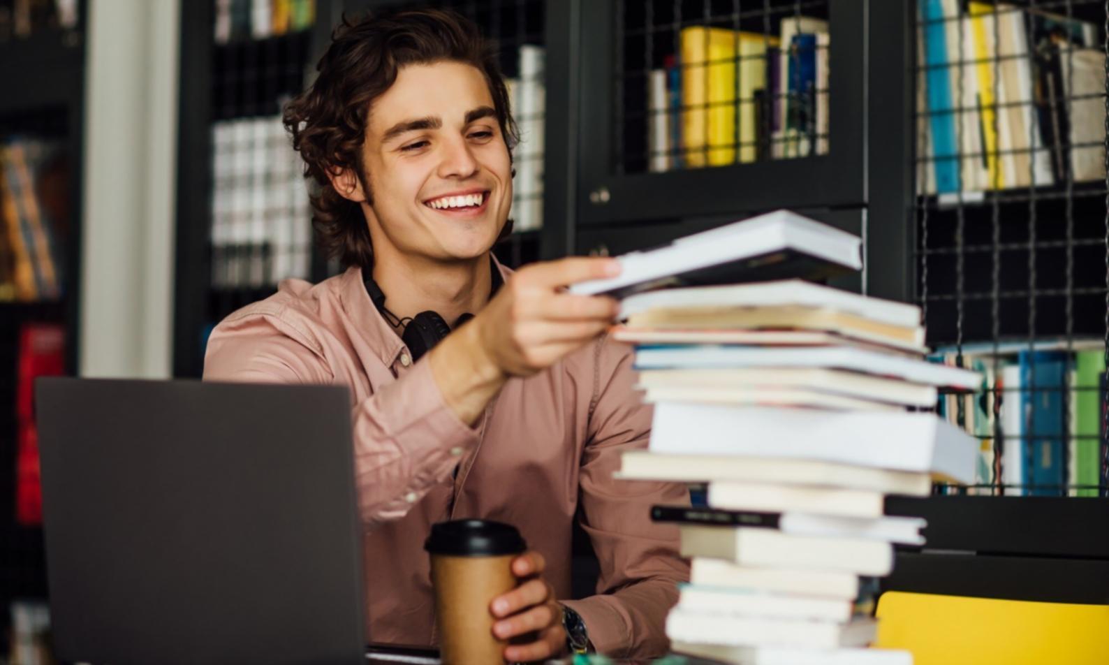 Espace de formation moderne avec tableaux financiers et outils d'analyse