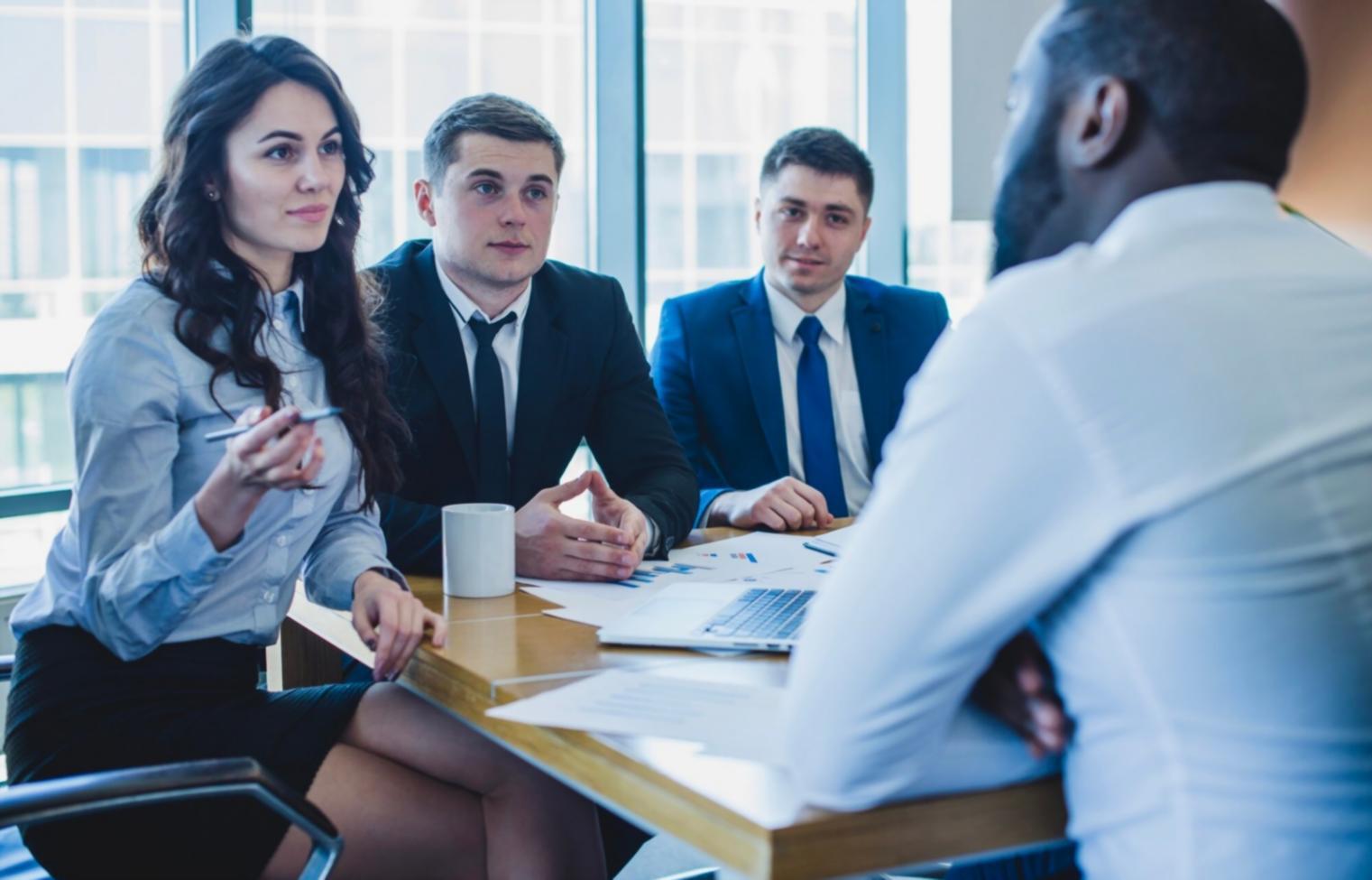 Session de formation interactive dans un environnement moderne