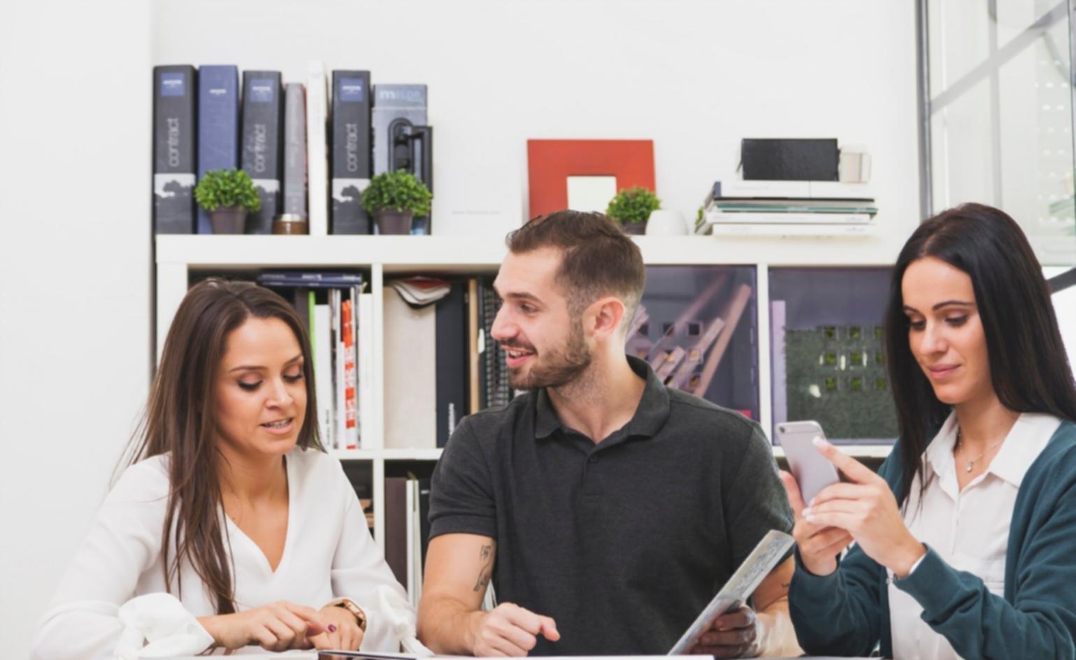 Graphiques financiers et analyses de marché sur écran