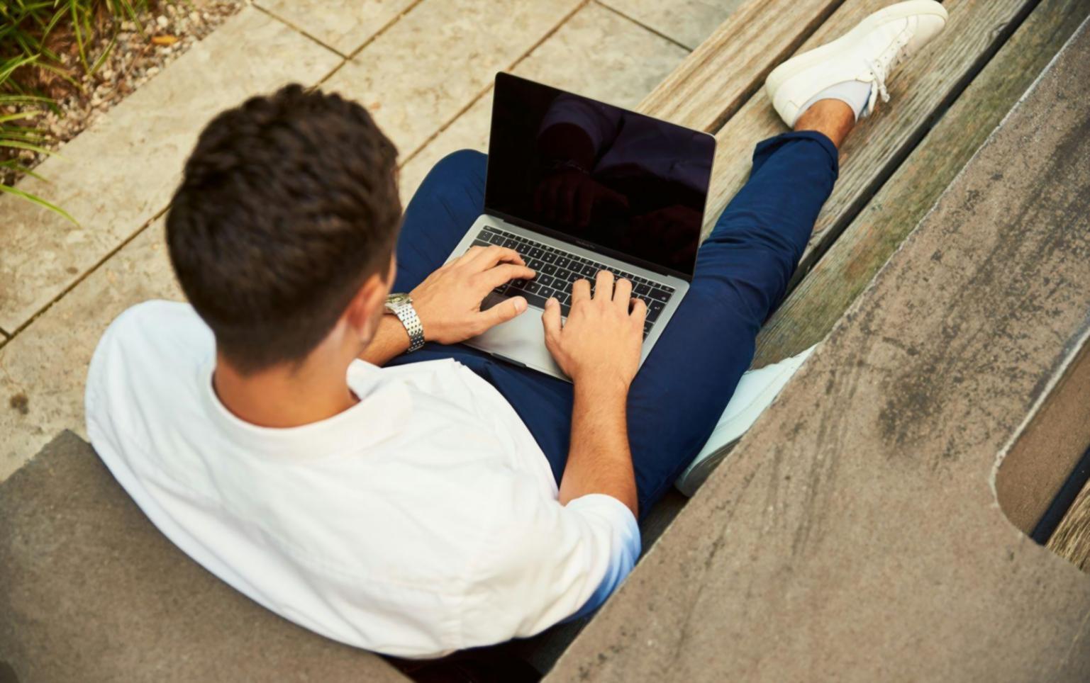 Professionnel étudiant la terminologie financière